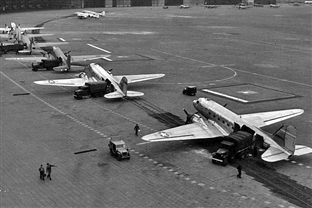 C-47s containing 190 sacks of flour at Tempelhof July 1948