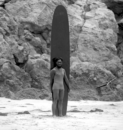 Duke Kahanamoku 1920s standing with surfboard LA Times Archive Wikimedia
