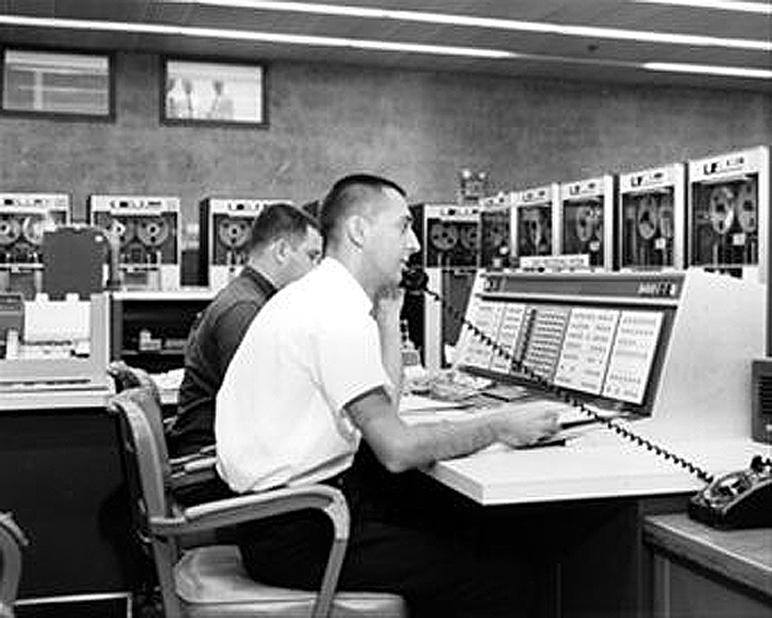 6IBM 7080 with screen in use by United States Air Force photo wikipedia