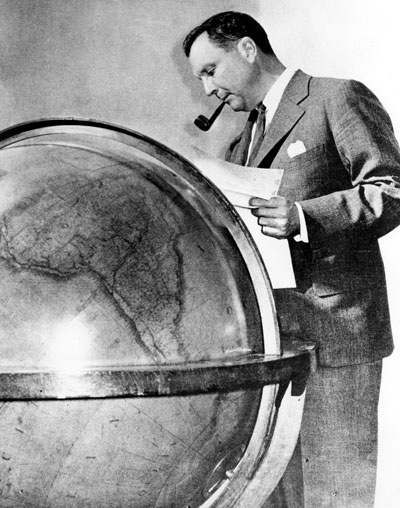 Pan Ams Juan Trippe står ved sin klode's Juan Trippe standing at his Globe
