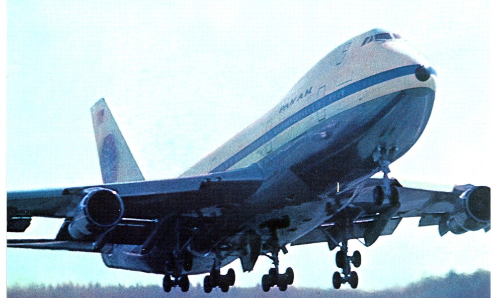 Pan Am, Boeing 747 taking off